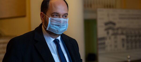 Араик Арутюнян покидает здание Дома правительства после пресс-конференции (18 марта 2020). Еревaн - Sputnik Армения