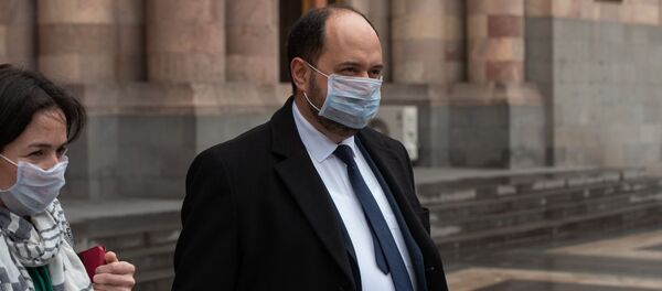 Араик Арутюнян покидает здание Дома правительства после пресс-конференции (18 марта 2020). Еревaн Араик Арутюнян покидает здание Дома правительства после пресс-конференции (18 марта 2020). Еревaн - Sputnik Արմենիա