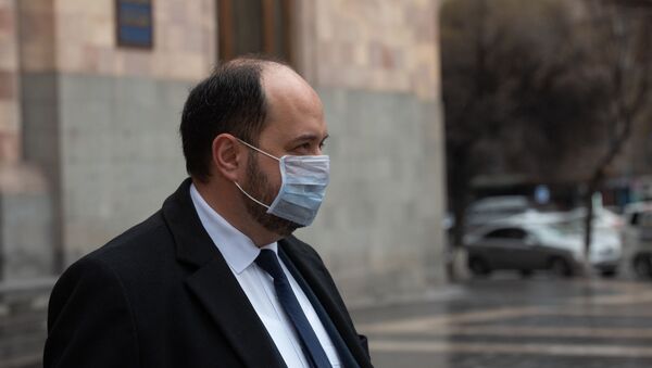 Араик Арутюнян покидает здание Дома правительства после пресс-конференции (18 марта 2020). Еревaн - Sputnik Армения