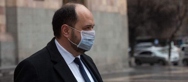 Араик Арутюнян покидает здание Дома правительства после пресс-конференции (18 марта 2020). Еревaн - Sputnik Արմենիա