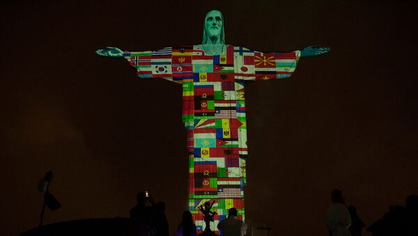 Статуя Христа-Искупителя освещена флагами стран, в настоящее время пораженных новым коронавирусом (18 марта 2020). Рио-де-Жанейро - Sputnik Армения