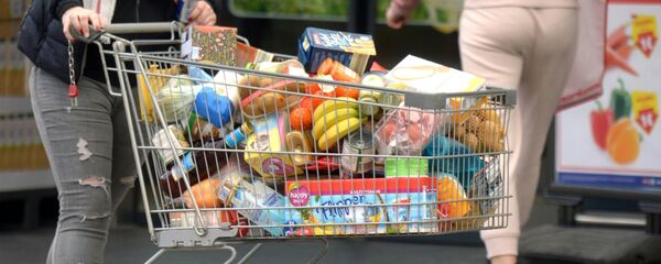 Покупатель с тележкой, наполненной продуктами в супермаркете в Австрии Покупатель с тележкой, наполненной продуктами в супермаркете в Австрии - Sputnik Արմենիա