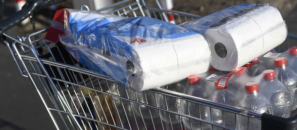 Туалетная бумага в тележке покупателя в супермаркете Дортмунда Туалетная бумага в тележке покупателя в супермаркете Дортмунда - Sputnik Արմենիա