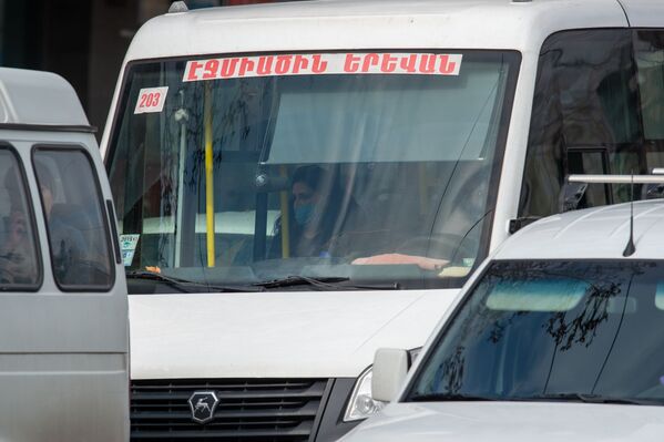 Пассажир в маске в межгородском автобусе Эчмиадзин - Ереван - Sputnik Армения