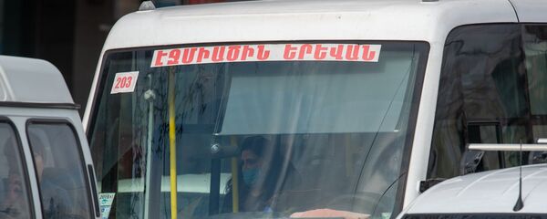 Пассажир в маске в межгородском автобусе Эчмиадзин - Ереван Пассажир в маске в межгородском автобусе Эчмиадзин - Ереван - Sputnik Արմենիա