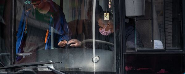 Водитель и пассажиры общественного транспорта в Ереване - Sputnik Армения