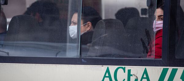 Пассажиры общественного транспорта в Ереване Пассажиры общественного транспорта в Ереване - Sputnik Армения