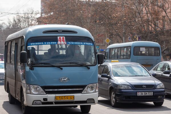 Коронавирус против транспорта: как работают водители ереванских маршруток при карантине? Коронавирус против транспорта: как работают водители ереванских маршруток при карантине? - Sputnik Армения