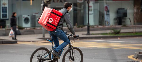 Доставщик еды на улицах Еревана - Sputnik Армения