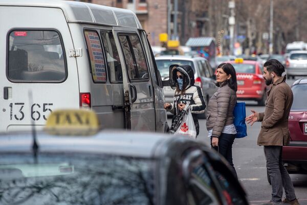 Остановка общественного транспорта в Ереване - Sputnik Армения