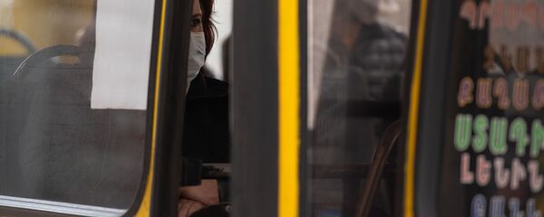 Пассажиры общественного транспорта в Ереване - Sputnik Армения