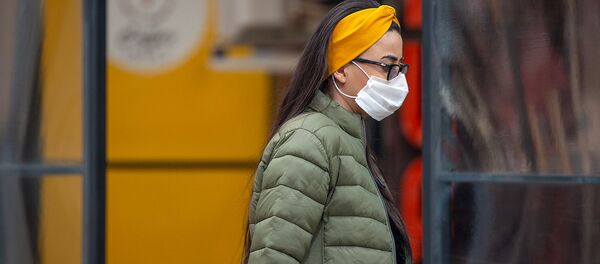 Девушка в защитной маске на улице Амиряна - Sputnik Армения