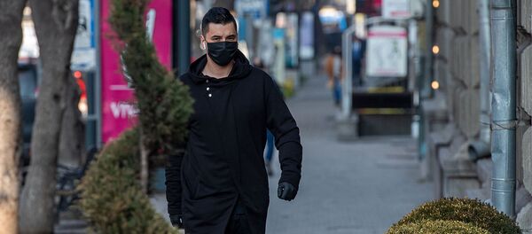 Молодой человек в защитной маске на улице Амиряна Молодой человек в защитной маске на улице Амиряна - Sputnik Армения
