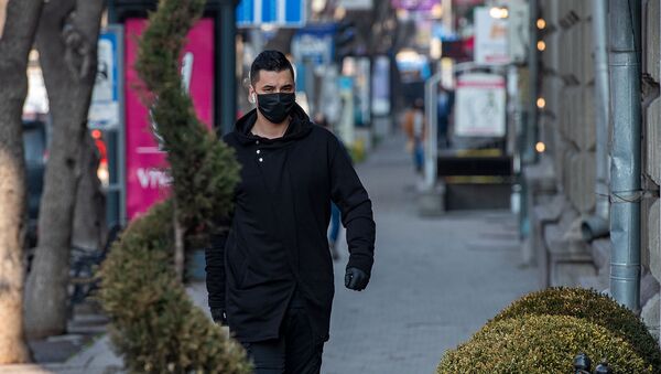 Молодой человек в защитной маске на улице Амиряна - Sputnik Армения