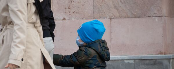 Мальчик в защитной маске на проспекте Тиграна Меца - Sputnik Армения