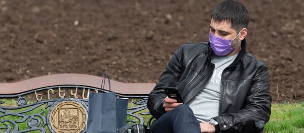 Молодой человек в защитной маске на площади Республики Молодой человек в защитной маске на площади Республики - Sputnik Արմենիա