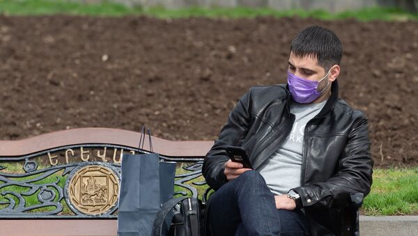 Молодой человек в защитной маске на площади Республики - Sputnik Արմենիա
