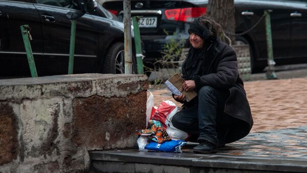 Бездомная женщина у станции метро Площадь Республики - Sputnik Армения
