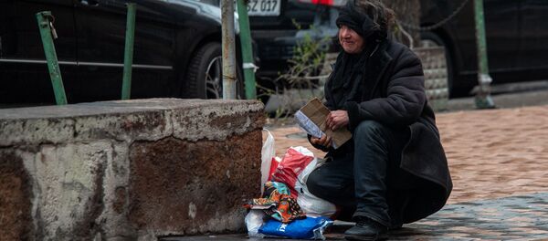 Бездомная женщина у станции метро Площадь Республики Бездомная женщина у станции метро Площадь Республики - Sputnik Армения