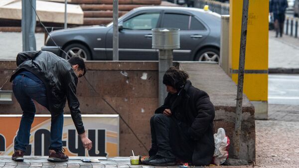 Бездомная женщина у станции метро Площадь Республики - Sputnik Армения