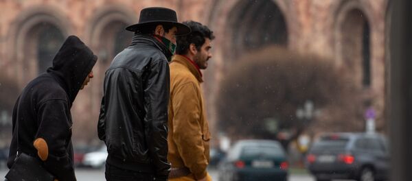 Молодые люди на площади Республики Молодые люди на площади Республики - Sputnik Армения