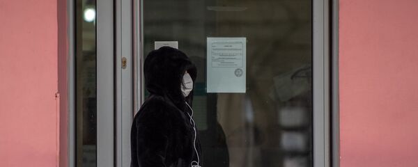 Девушка в защитной маске у супермаркета Девушка в защитной маске у супермаркета - Sputnik Արմենիա