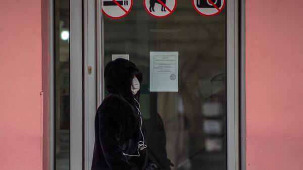 Девушка в защитной маске у супермаркета - Sputnik Արմենիա