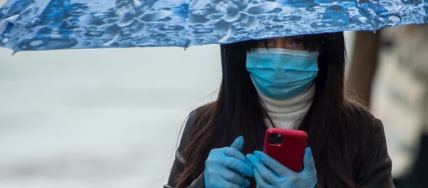 Девушка в защитной маске и перчатках на улице Амиряна Девушка в защитной маске и перчатках на улице Амиряна - Sputnik Армения