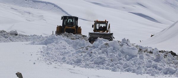 Процесс очистки от снега участка Коби-Гудаури автомобильной дороги Мцхета-Степанцминда-Ларс Процесс очистки от снега участка Коби-Гудаури автомобильной дороги Мцхета-Степанцминда-Ларс - Sputnik Армения