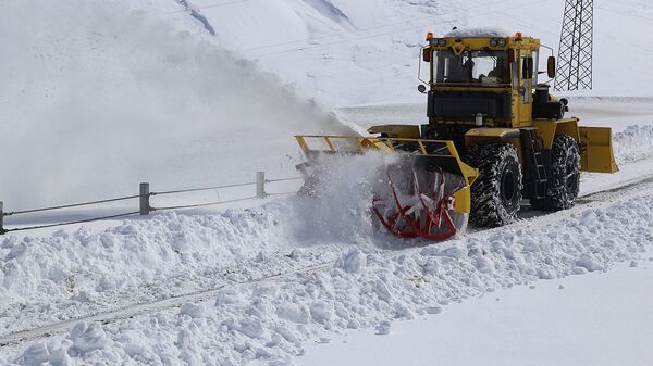 Процесс очистки от снега участка Коби-Гудаури  автомобильной дороги Мцхета-Степанцминда-Ларс - Sputnik Армения