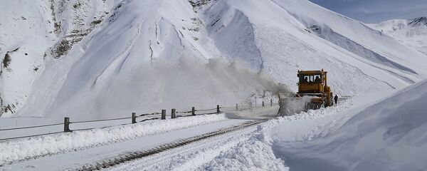 Процесс очистки от снега участка Коби-Гудаури  автомобильной дороги Мцхета-Степанцминда-Ларс - Sputnik Армения