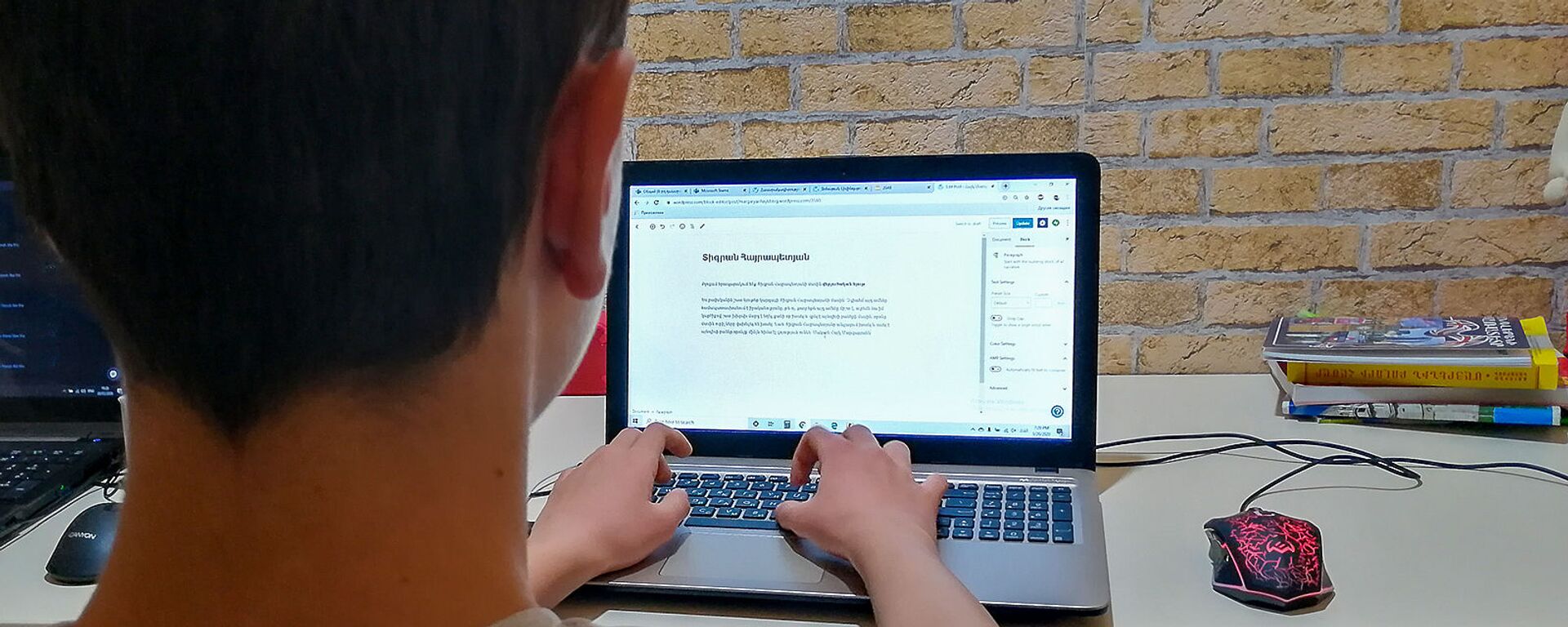 Ученик 8-го класса во время онлайн обучения - Sputnik Արմենիա, 1920, 10.03.2021