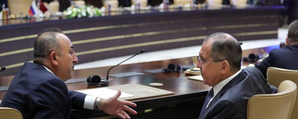 Министр иностранных дел Турции Мевлют Чавушоглу и министр иностранных дел РФ Сергей Лавров в президентском дворце в Анкаре - Sputnik Армения