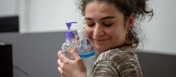 Корреспондент Sputnik Армения Жанна Погосян с алкогелем Корреспондент Sputnik Армения Жанна Погосян с алкогелем - Sputnik Армения