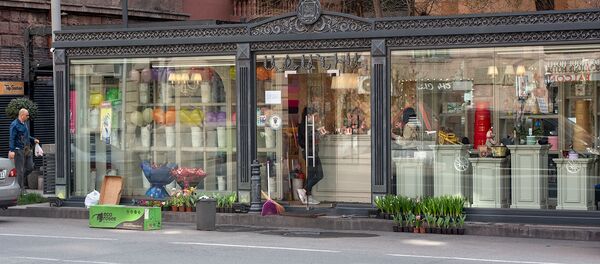 Полупустой цветочный магазин на улице Амиряна - Sputnik Армения