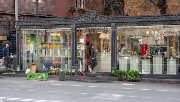 Полупустой цветочный магазин на улице Амиряна - Sputnik Армения