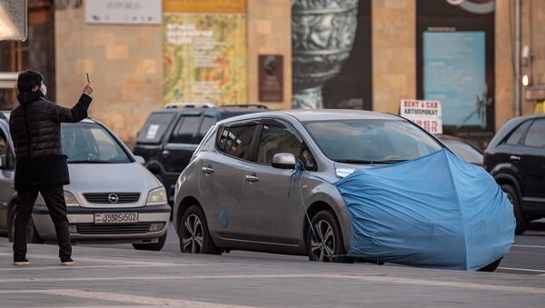 Автомобиль в маске на площади Республики - Sputnik Արմենիա