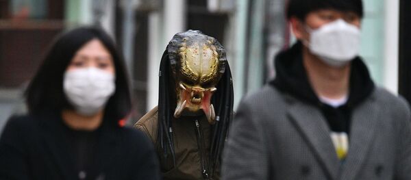 Прохожий в маске Хищника на улице в Москве - Sputnik Արմենիա