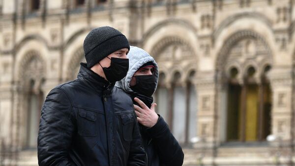 Прохожие в защитных масках на улице в Москве - Sputnik Արմենիա