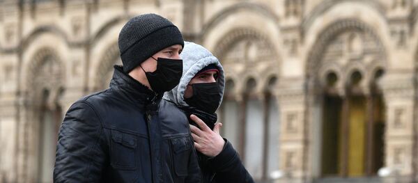 Прохожие в защитных масках на улице в Москве - Sputnik Արմենիա