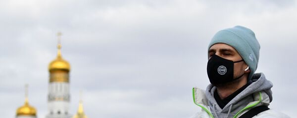 Молодой человек в защитной маске в Москве Молодой человек в защитной маске в Москве - Sputnik Армения