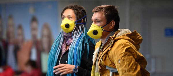 Пассажиры в защитных масках в минском аэропорту - Sputnik Армения