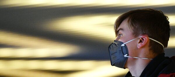 Молодой человек в защитной маске в аэропорту Внуково - Sputnik Արմենիա