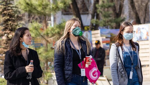 Девушки в защитных масках на улице Алма-Аты - Sputnik Армения