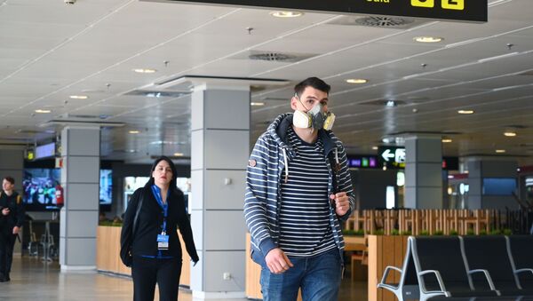Пассажиры в медицинских масках в аэропорту Мадрида - Sputnik Армения