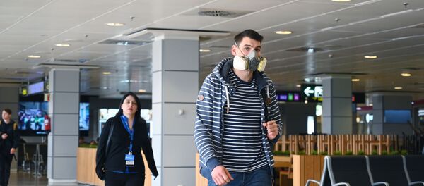 Пассажиры в медицинских масках в аэропорту Мадрида - Sputnik Армения