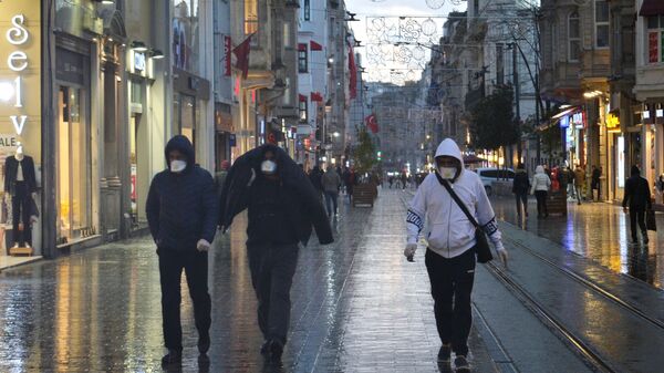 Прохожие в медицинских масках на одной из улиц в Стамбуле - Sputnik Արմենիա