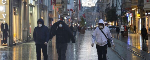 Прохожие в медицинских масках на одной из улиц в Стамбуле - Sputnik Արմենիա