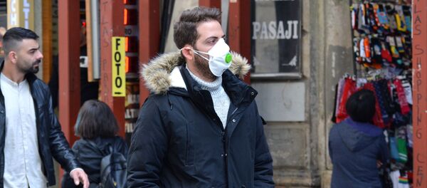 Мужчина в защитной маске на одной из улиц в Стамбуле Мужчина в защитной маске на одной из улиц в Стамбуле - Sputnik Армения
