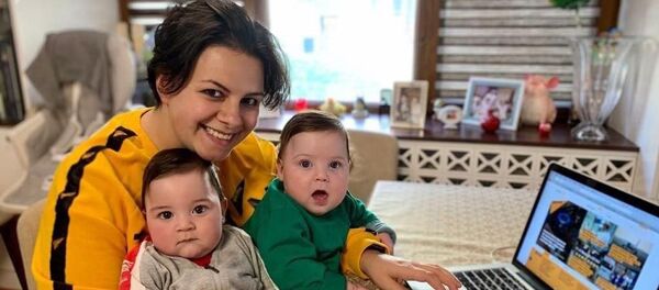 Сотрудница Sputnik Армения Лусине Адамян с двойняшками - Sputnik Армения